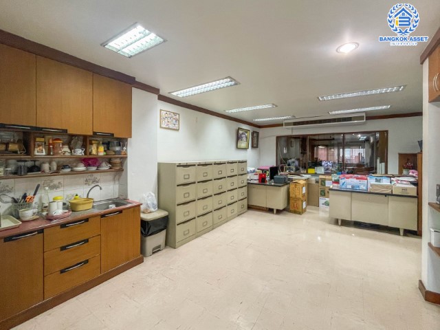 *****อาคารพาณิชย์มือสองย่านนนทบุรี อาคารพาณิชย์ ติดถ.แจ้งวัฒนะ เนื้อที่มากถึง 38 ตร.ว. ฟังก์ชันจัดเต็มถึง 6 ห้องนอน 4 ห้องน้ำ 2 ที่จอดรถ จะทำเป็นบริษัท หรือจะอยู่อาศัยก็ดี บนทำเลศักยภาพสุดๆ ใกล้เซ็นทรัลแจ้งวัฒนะ, รถไฟฟ้า (ในอนาคต) สายสีชมพู "สถานีแจ้งวัฒนะ-ปากเกร็ด 28" และทางด่วน "ศรีรัช"